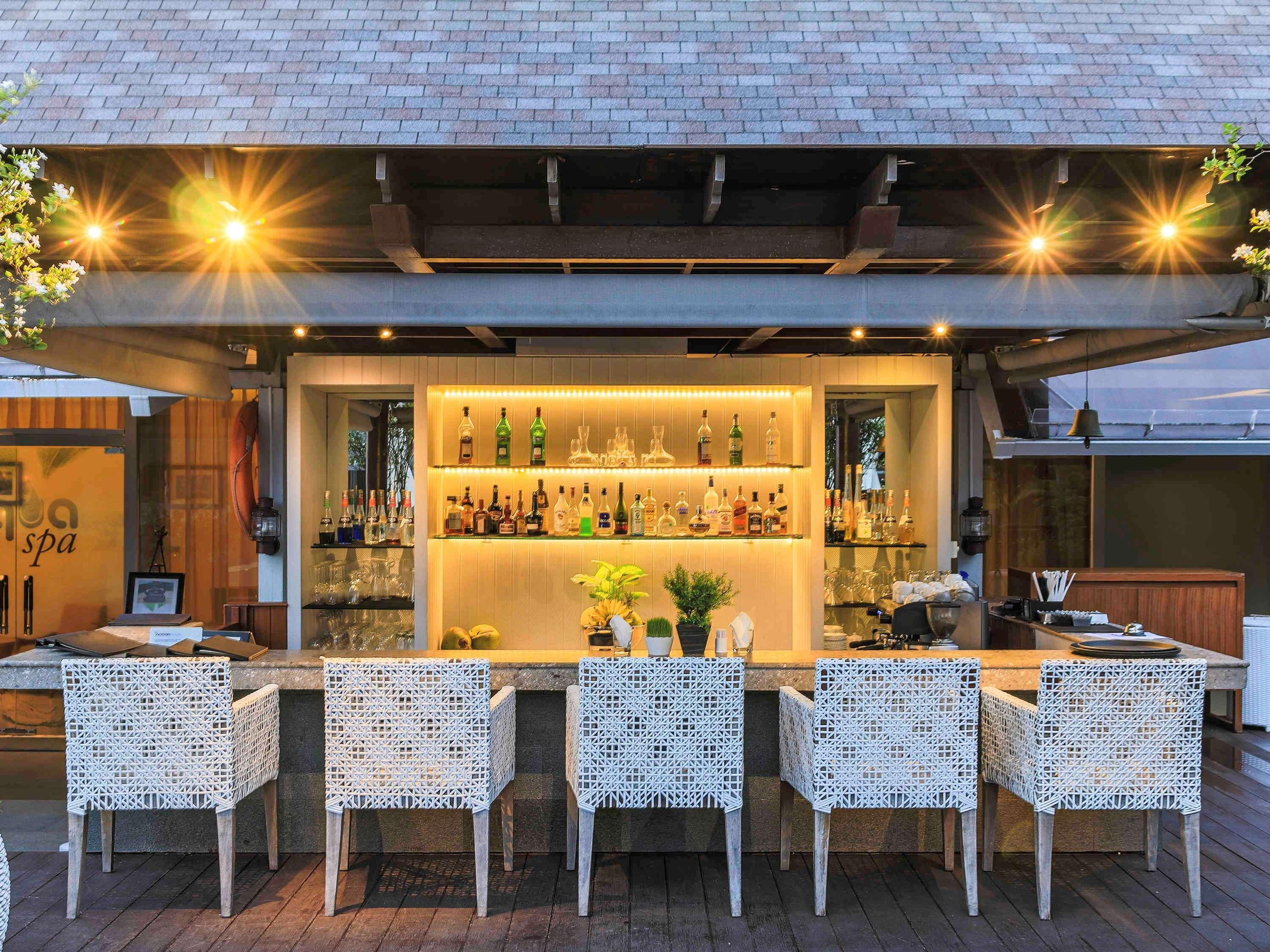 The Kuta Beach Heritage Hotel - Managed By Accor Kültér fotó The bar at the rooftop pool