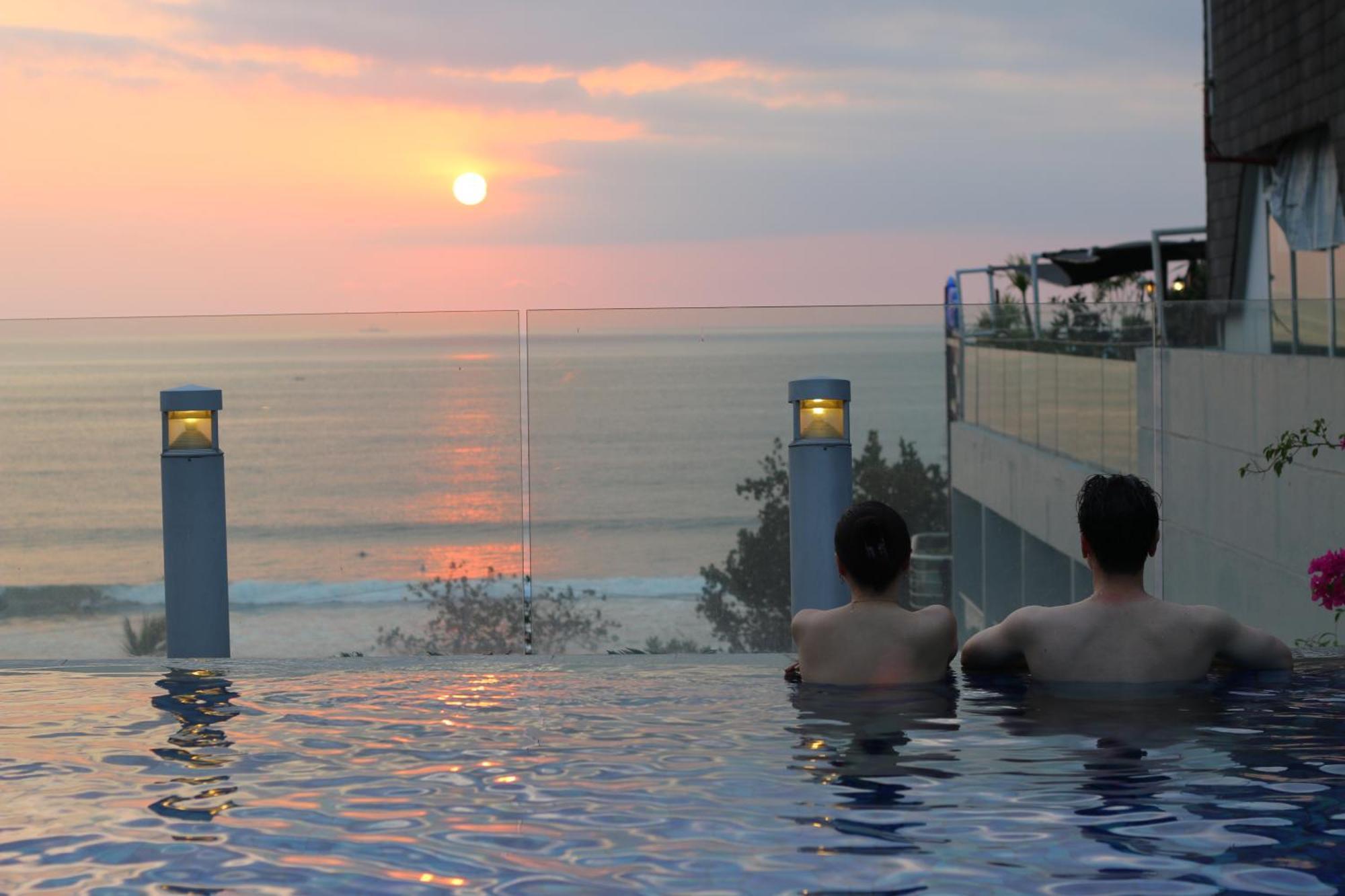 The Kuta Beach Heritage Hotel - Managed By Accor Kültér fotó Infinity pool at the Royal Beach Palace, Greece